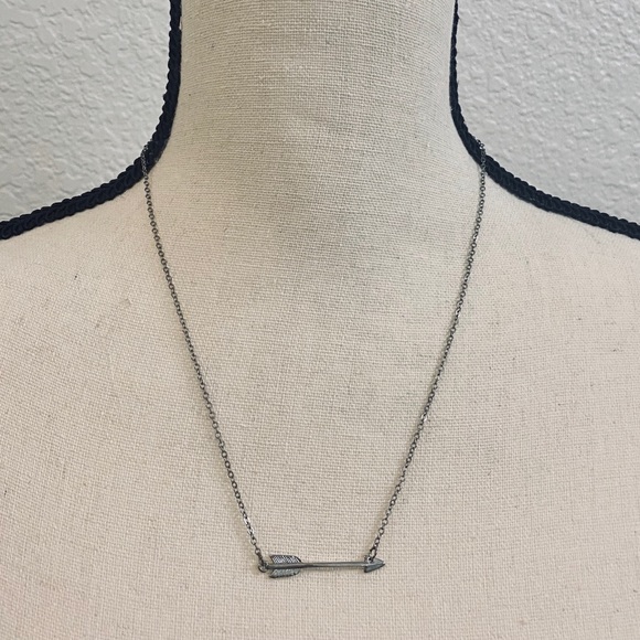 💘 Silver Arrow Necklace 💘 - Picture 1 of 7